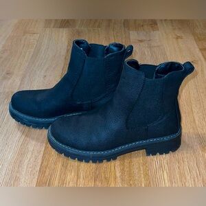 Like New CLIFFS BY WHITE MOUNTAIN Black Boots Sz 5.5
